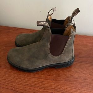 New and Never Word Blundstone #585 Chelsea Boot in Rustic Brown US Women 10